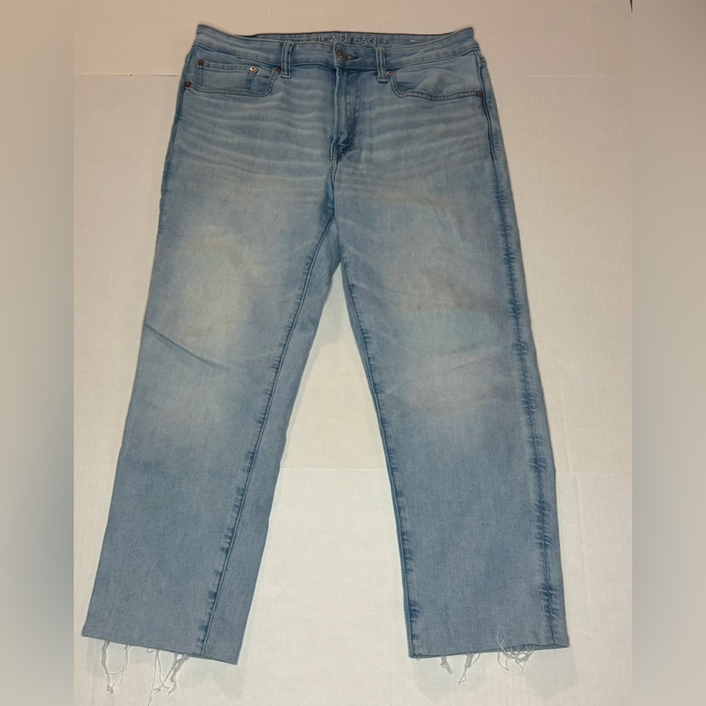 AMERICAN EAGLE ATHLETIC STRAIGHT AIRFLEX+ BLUE LIGHT WASH HEM JEANS
